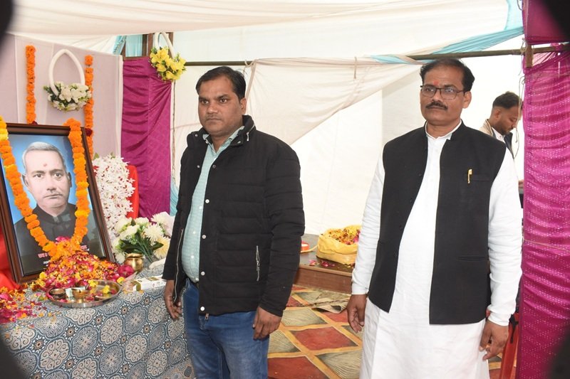 श्रद्धांजलि अर्पित